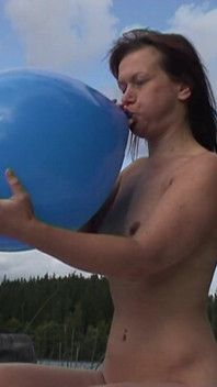 Blow2popp nu sur le lac