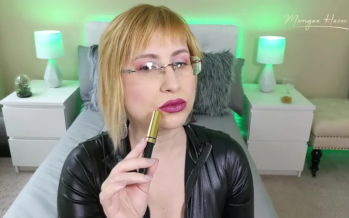 Morrigan Havoc: Putting On Black Lipstick