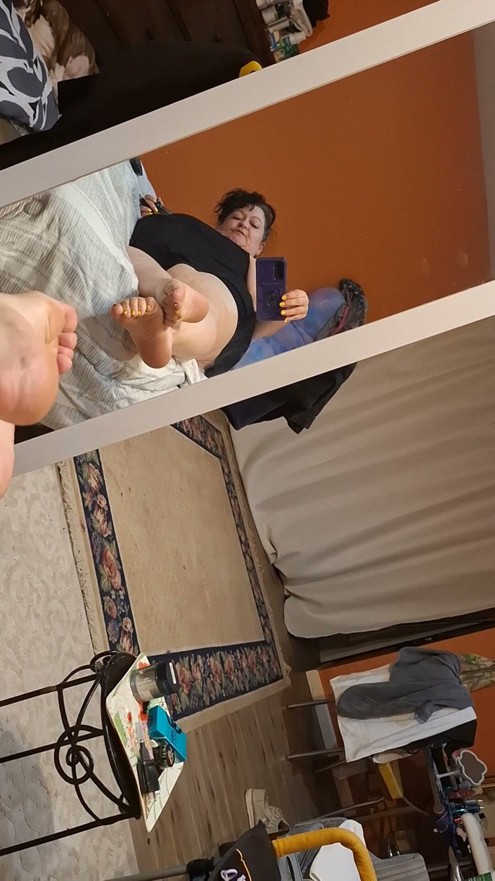 MrsHoley: My Sexy Feet Love to Play