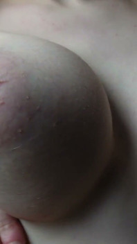 เล่นเสียวหัวนมด้วยการบีบนมกู