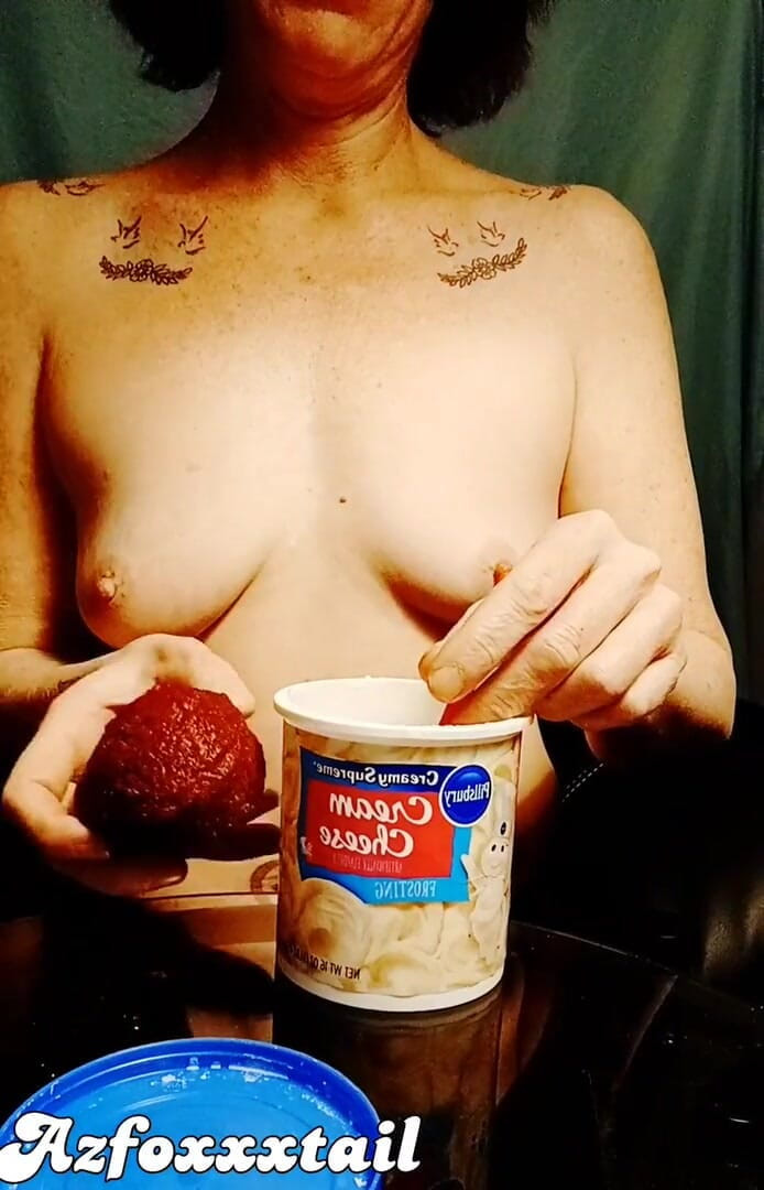 AzFoxxxTailPhelicia: Foodplay-cupcake-plná