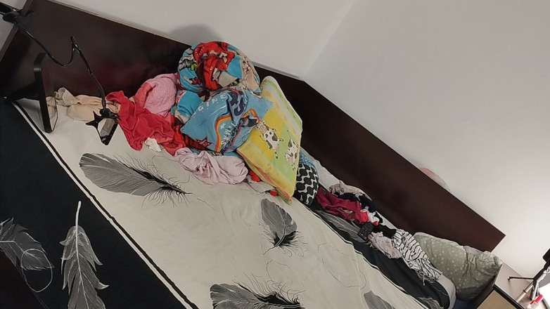 Amateur_MS: Sexy brunetka dělá nahé domácí práce po domě