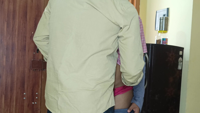 Ilakkiya: 교복을 입은 학생