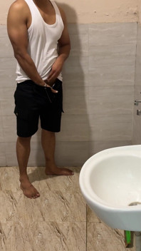 Tvrdě šukám manželku mého nejlepšího přítele Saaru Bhabhi, celé hindské video