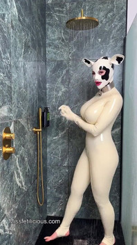 Vaca de látex se despe no chuveiro