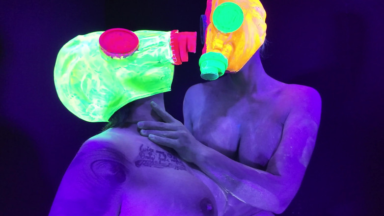 EdgesOfReality: Neon Rave Dívka Na Dívce Si Hraje S Robertkem