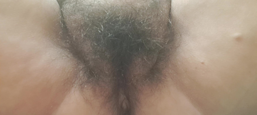 Mommy big hairy pussy: Je mets de la crème sur les jambes sexy