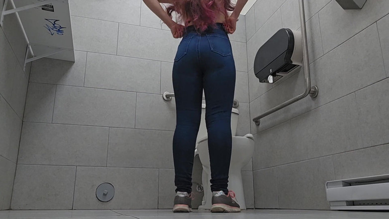 Nerdy_faery: Trois Pipi, Deux Toilettes