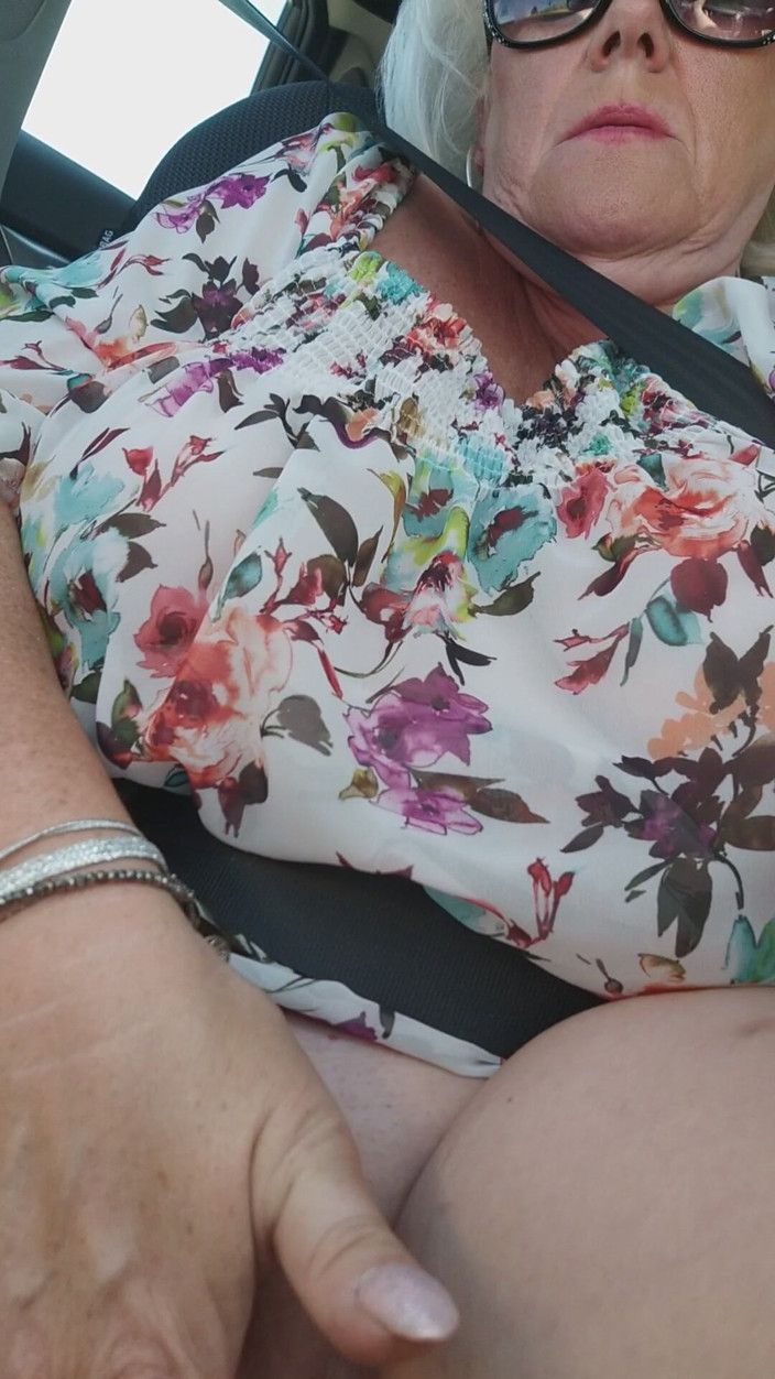 EroticOnlyClips: Reife blondine fingert pulsierende muschi in der Öffentlichkeit Autofahrt