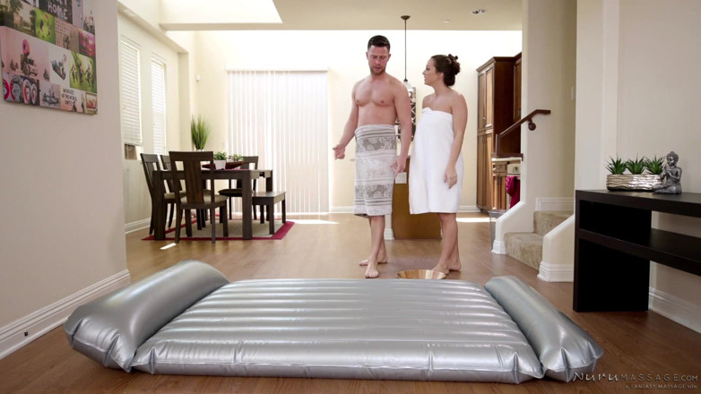 Nuru Massage: Нуру масаж - зведена сестра Ебігейл Мак просить зведеного брата про допомогу з тестом на масаж