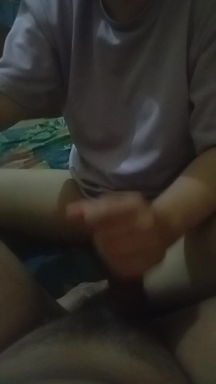 Angelina Pop: 最新的鸡巴按摩，新女仆有大奶子和狭窄的阴户