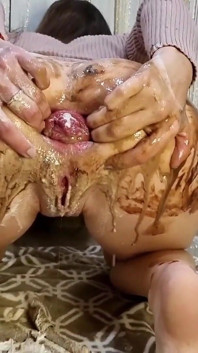 Une bouteille dans le trou et beaucoup de bonbons