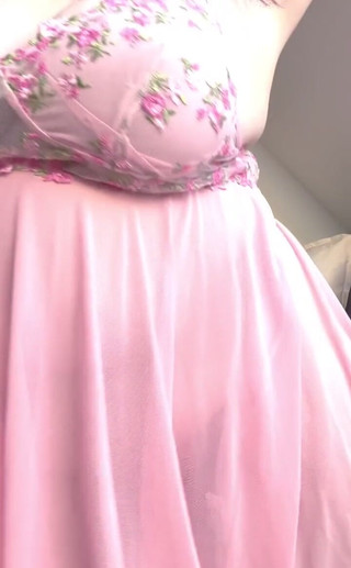 Luna Moongirl: In einem rosa floralen nachthemd komme ich auf alle vieren,...