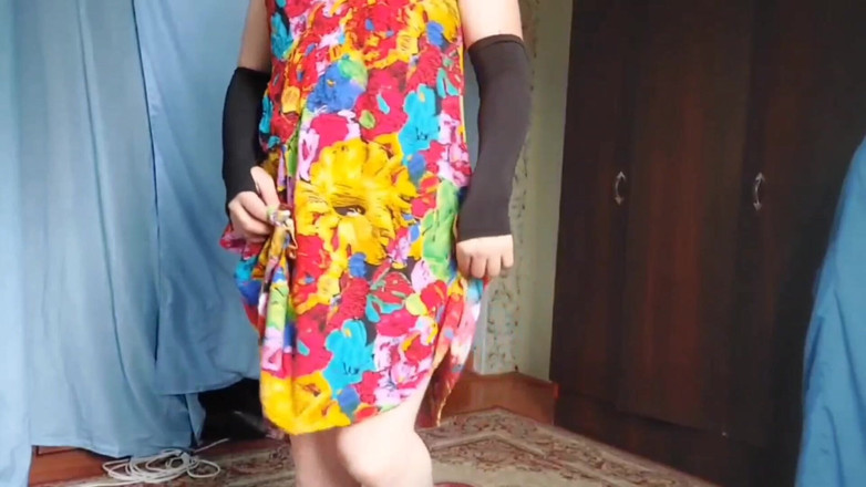 Kitty_Cross: 선셋에서 발코니 난간에 기대어 있는 달콤한 펨보이