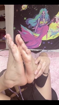 Mis hermosas suelas desnudas goteando de saliva