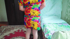 Kitty_Cross: Adorável maricas posando com pirulito gigante na cama