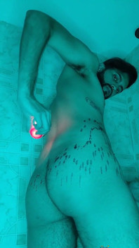 Juega con cera de vela caliente en la ducha. ¿Quieres jugar conmigo?