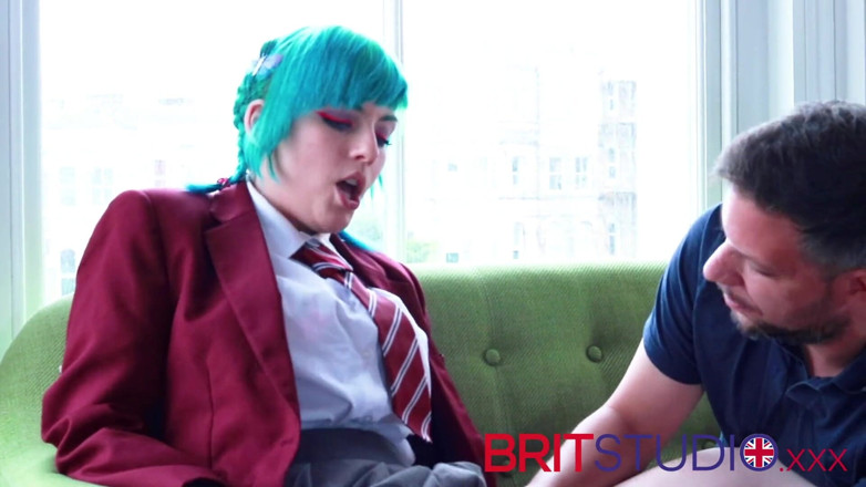 Brit Studio: Blauhaarige 18-jährige in college-uniform edged und neckt