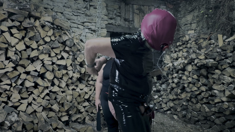 Mistress April: 숲속의 변태