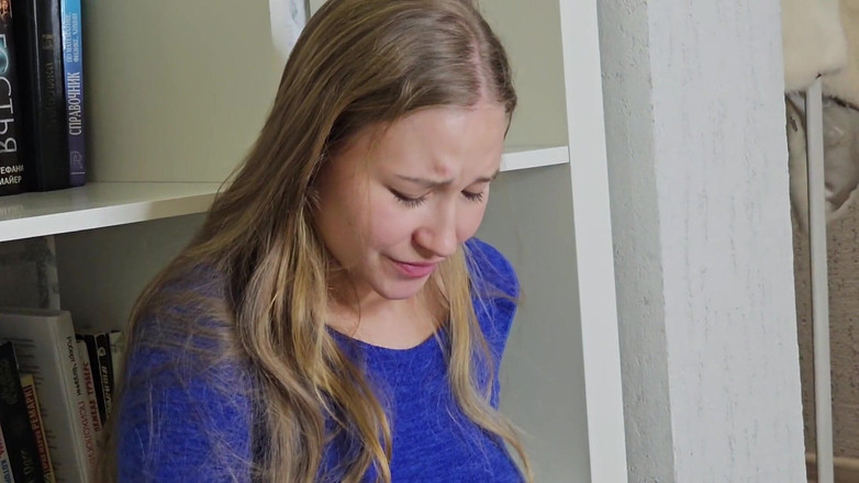 Stacy_via: O fată într-o rochie scurtă se aduce la ejaculare