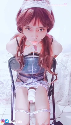 바이브레이터로 정액을 묶은 아시아 계집애