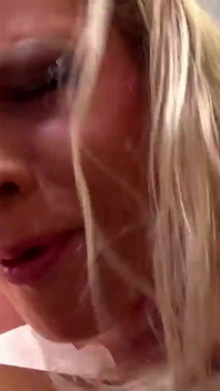 Mia de berg amını siktiriyor ve açık havada büyük yarakla parmaklıyor