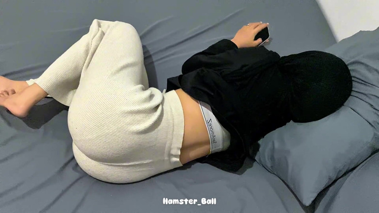 Hamster_Ball: รบกวนน้องสาวมุสลิมวัย 18+ ในห้อง