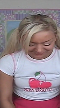 Lil Lexy wieje bańki i masturbuje swoją nastoletnią cipkę