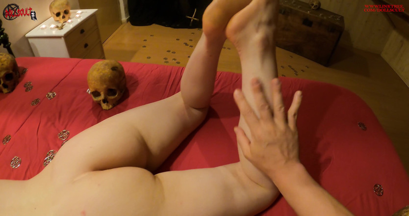 Dolls Cult: Masaje y paja con Mel entre los cráneos