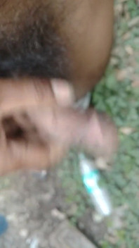 Je suis allé dans la région aujourd'hui et j'ai vu une vidéo d'une fille. Je me suis tellement excitée dans ma jeunesse que je ne pouvais pas tenir mon pénis.