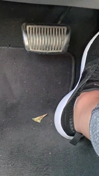 Pedał pompowania w butach tenisowych przez Ivys Feet