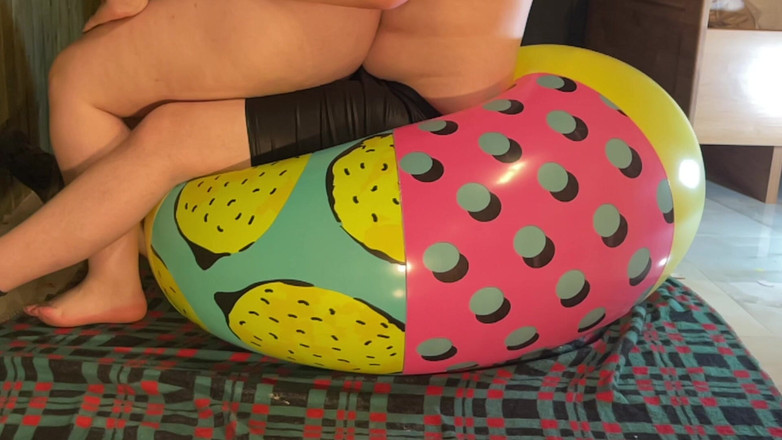 BeachBallsDuo: Dvě obrovské 42 a 48 beachballs rozdrceny pod našimi 200 kg!