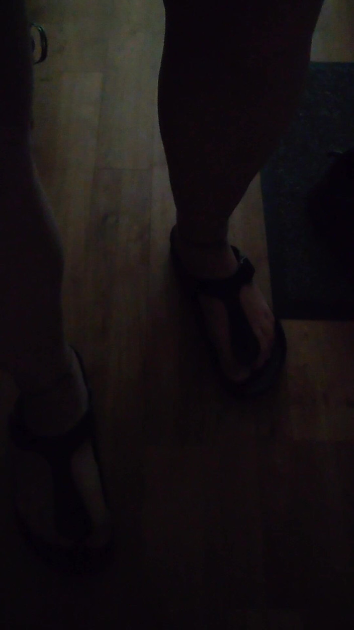 Carmen_Nylonjunge: Birkenstock e piedini in nylon nel vano scala