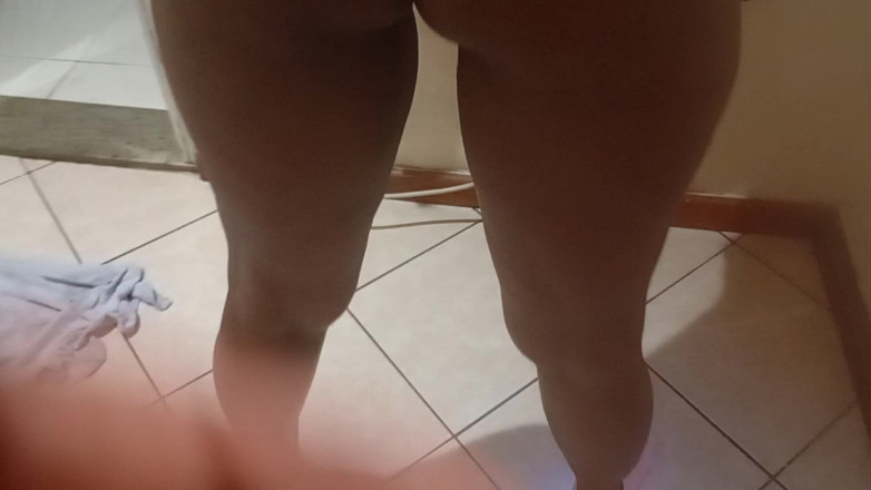 Izak: Ho leccato la figa della bruna sexy a quattro zampe
