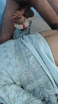 Ses doigts ont retracé les courbes du vagin de sa copine en caressant sa chatte sexy avec sa bite bien dure