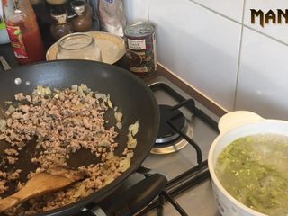 Manly foot: Matlagning med mig - mexikansk inspirerad frukost - cum fötter strumpor serie -...