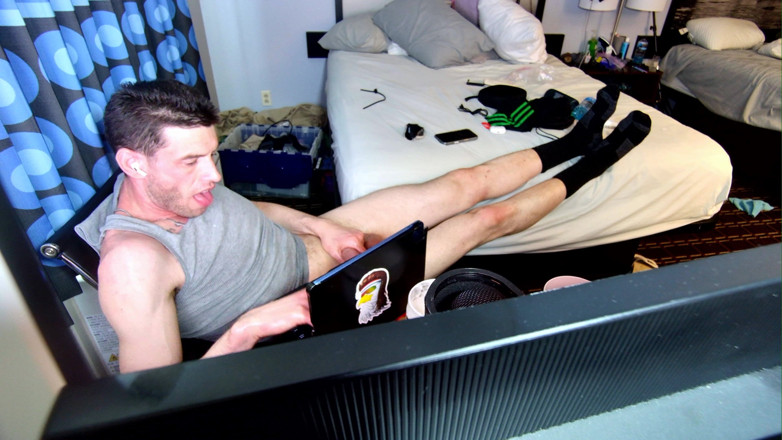 Savage confidence: Wichs mit Füßen auf dem Bett mit Socken zu den...