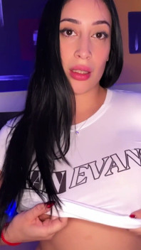 Bujná Argentinka se usmívá a kouří tvůj tvrdý penis a šuká tě svým velkým zadkem - Povlatingirl