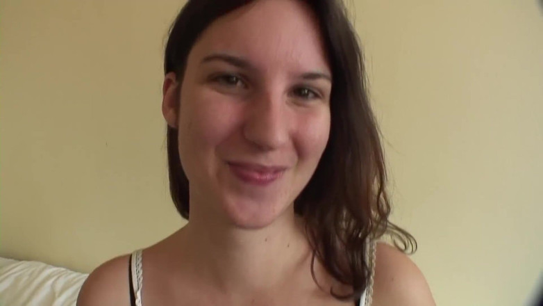 Toy Sluts: Une brune amateur montre ses trucs