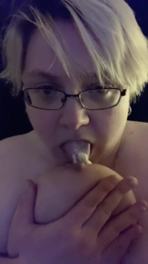 Real homemade BBW BBC porn: Товстушка смокче мої жорсткі соски, трахаючи мою волохату жирну пизду