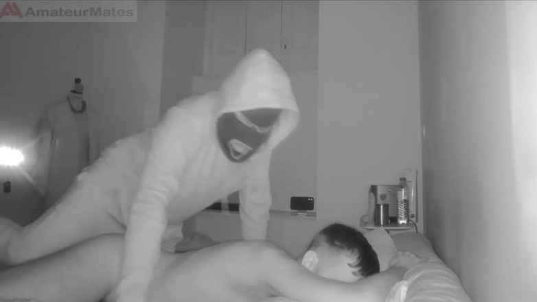 AmateurBoysPissing: Домохозяйку В Маске Застукал, Наказал И Унизил Твинк В Любительском Видео