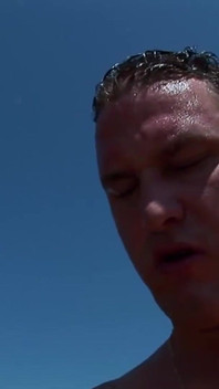 Si rambut coklat suka menjadi jahat di alam liar