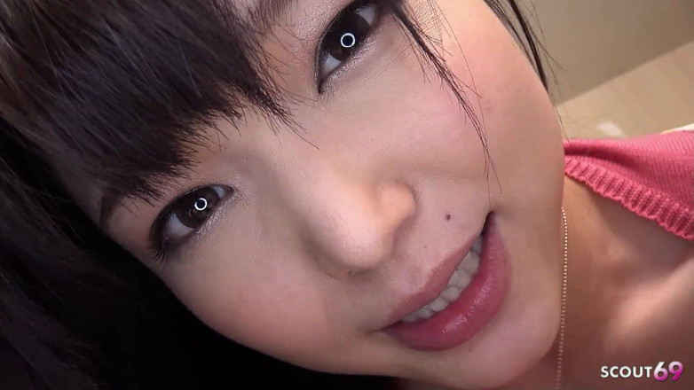 Asian porn collection: Pequeña hijastra japonesa despierta a un viejo con una mamada...