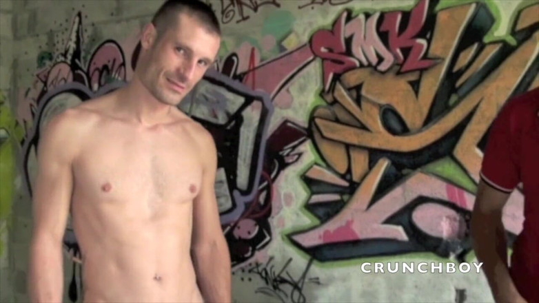 Crunch Boy: Twink disetubuhi oleh Arab di bawah jembatan.
