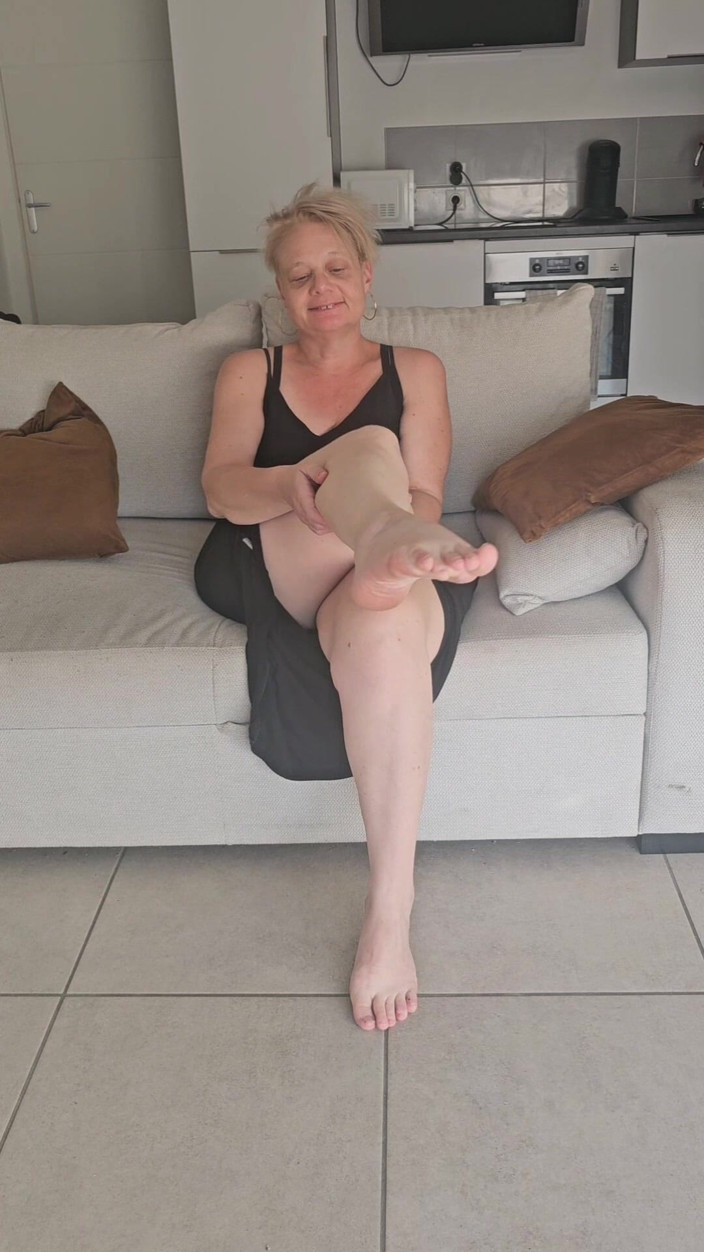 Sofy13: Reife Und Sexy Mutter Spielt Mit Ihrer Feuchten Mutter