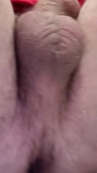 Twink peludo le mete una patata en el culo