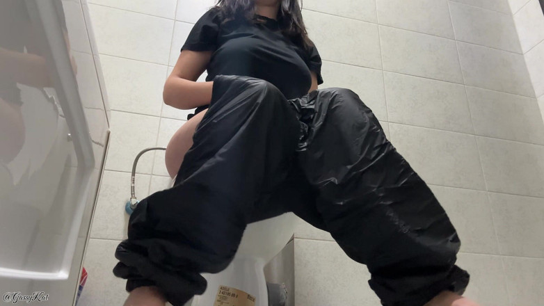 GassyKat: Những cái xì hơi điên cuồng trong nhà vệ sinh màu đen!...