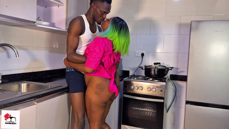 PornTone: Bini Rumah Membanjiri Dapur Dengan PancutanNya