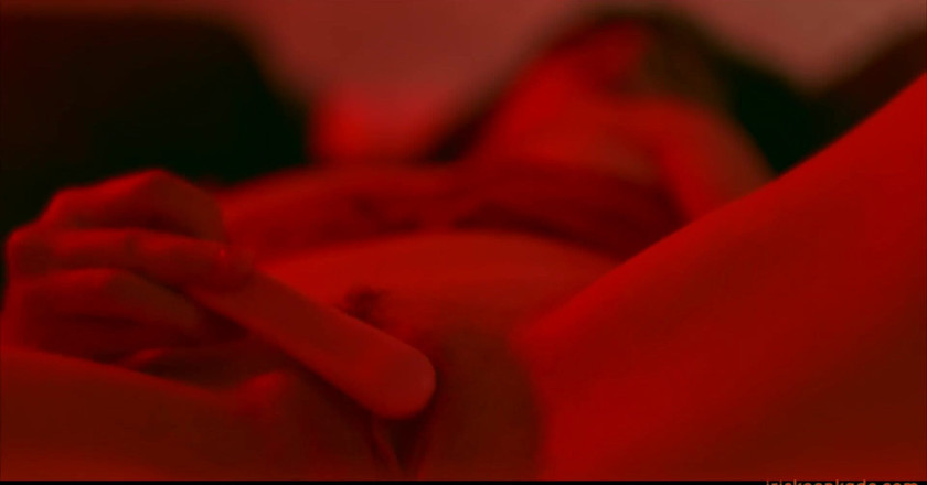 Iris Keenkade: Sensual dengan baju merah