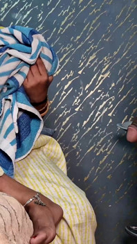 जीजू साली के सामने नग्न नहाते हुए आया, वह पागल हो गई और चुद गई